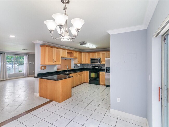 10869 NW 3rd Ct, Pembroke Pines, FL 33026 - photo 5