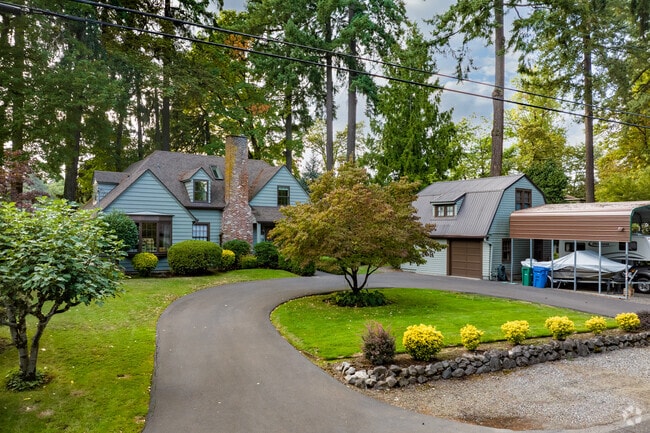 In the heart of Oak Grove, a stunning contemporary residence enjoys a privileged position along the Willamette River.