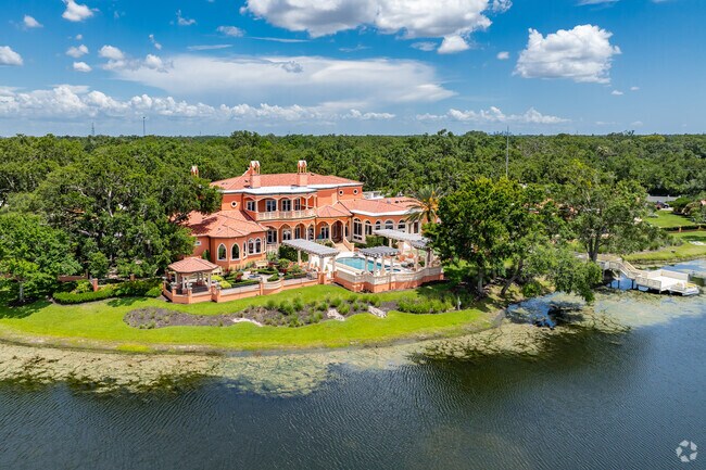 Imagine living in this beautiful mansion on the edge of a lake in Avila.