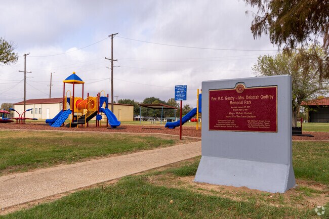 Godfrey Gentry Park is one of the the two main parks located in Hearne.