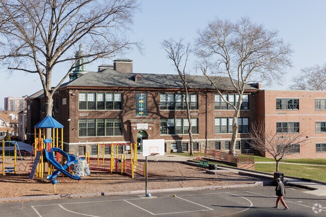 Eleanor Van Gelder Elementary School in Edgewater, NJ has 343 students.