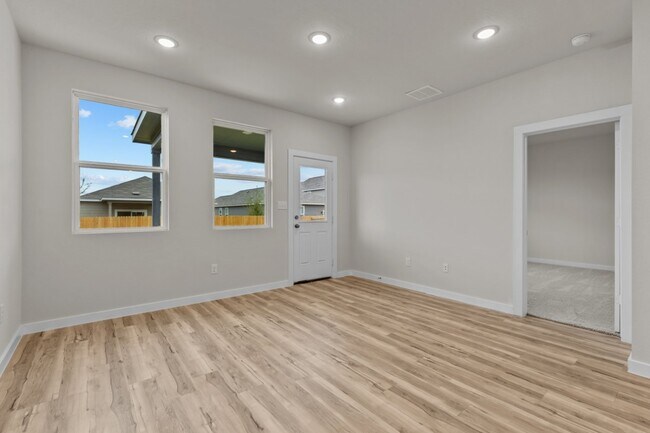 5631 Frederick Bluff, von Ormy, TX 78073 - photo 6