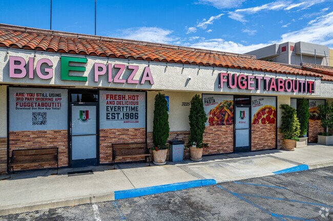 Big E Pizza is a popular pizza shop in the Alamitos Ridge neighborhood.