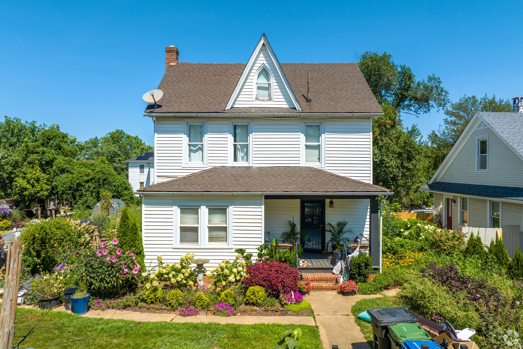 Lakeland residents lovingly tend the gorgeous gardens in their front yards.