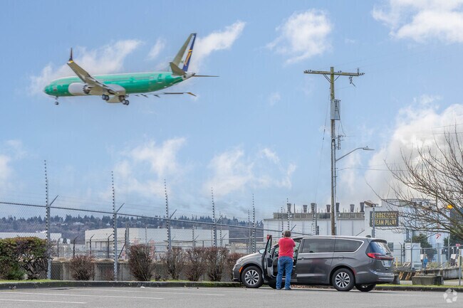 Some folks like to take pictures of planes flying overhead in the Georgetown neighborhood.