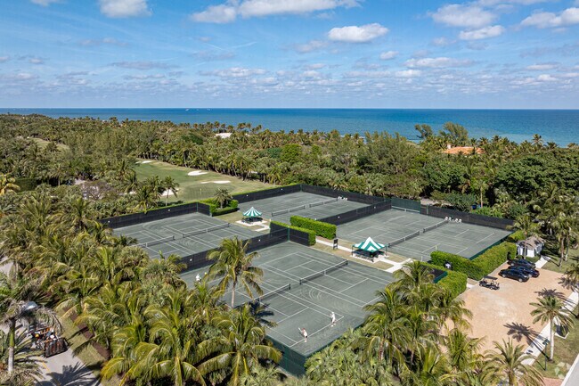 Jupiter Island Club offers a variety of tennis lessons on Jupiter Island.