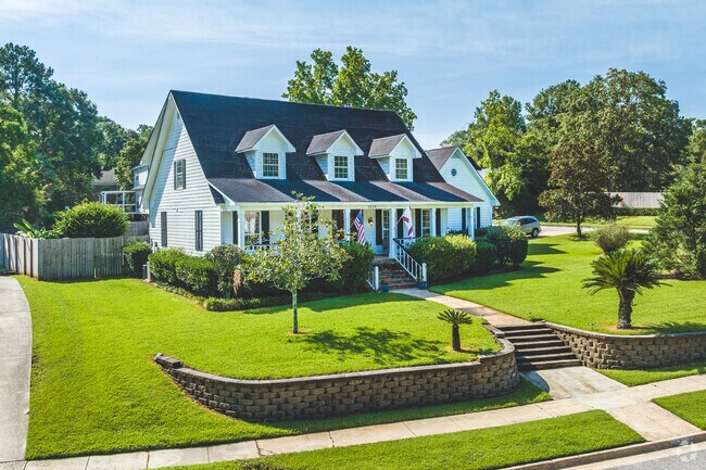 There are also a number of Farmhouse Style homes in Overton.