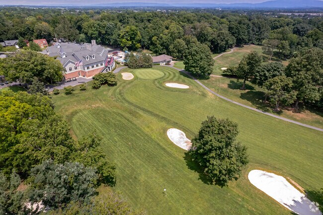 Fountain Head Country Club features a Donald Ross-designed golf course.