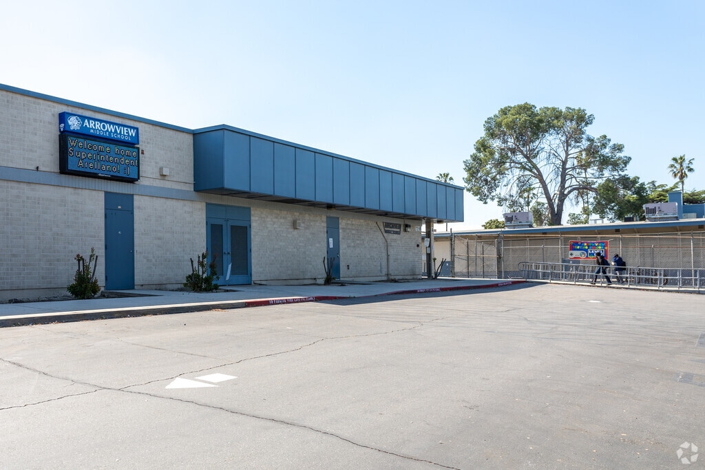 The main entrance of Arrowview Middle School.