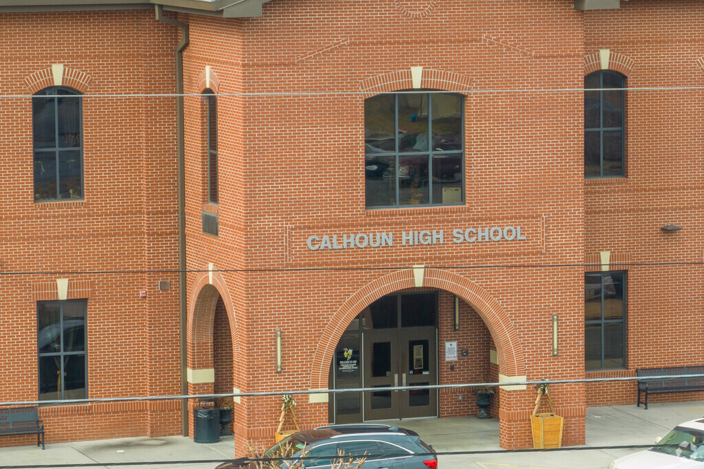 Calhoun High School has as 20 to 1 student-teacher ration.