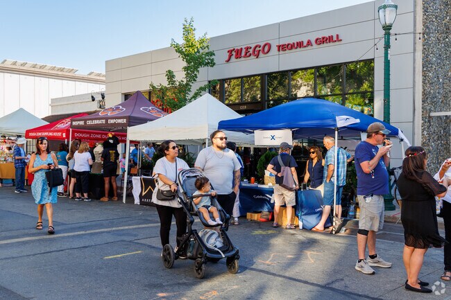 Brooktree North offers peaceful streets and easy access to Downtown Walnut Creek’s top shopping and dining.
