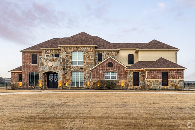 The architecture in Oak Point ranges from traditional to modern, catering to diverse tastes.