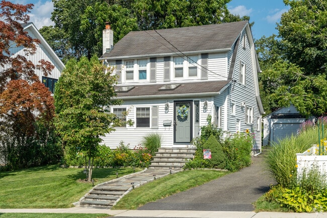 Classic colonial home found in Mt Kisco, NY.
