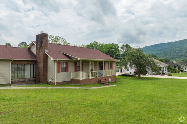Many of the homes in Kimball Tennessee feature large front yards with stunning views of the surrounding mountains.
