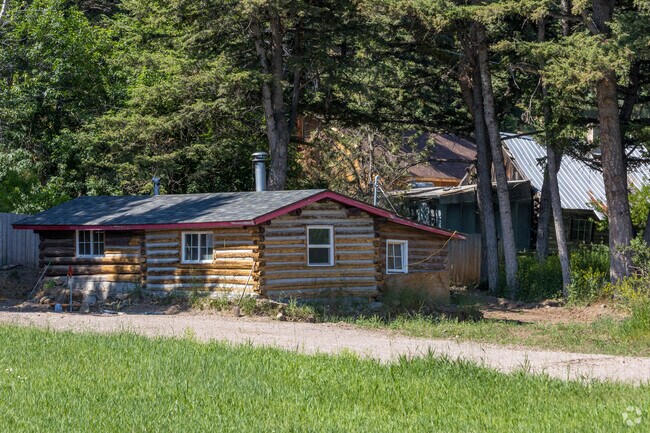 Farmhouses and cabins can be found in the Gulches area.