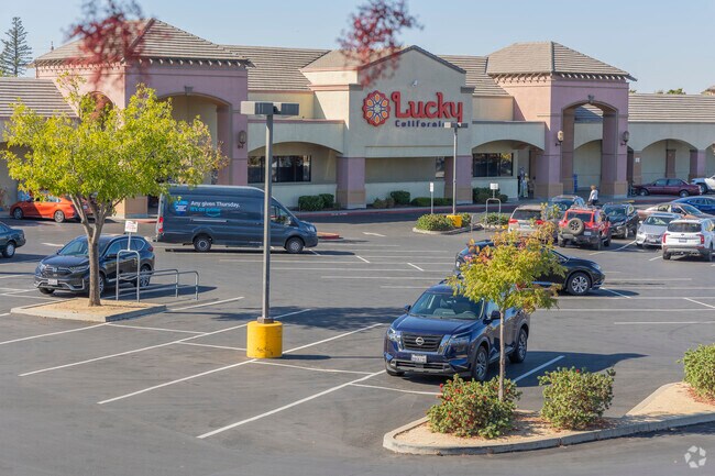 Three Fountains' Granada Village shopping center has a Lucky's which is the top choice for groceries in the neighborhood.