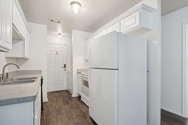 1913 Birdell St unit 1, Fort Worth, TX 76105 - photo 3