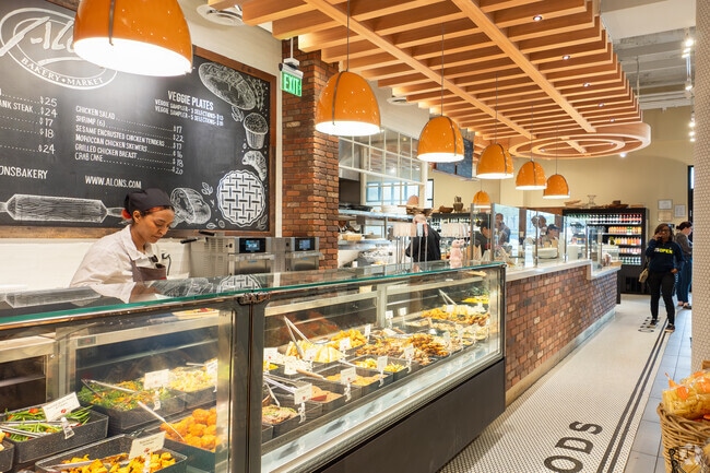 Alon’s in Ridgedale Park offers counter-service entrees and baked goods.