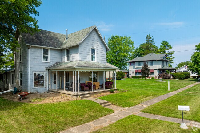 Many homes in Rockfield feature large covered porches.