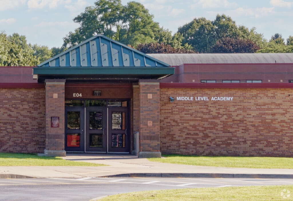 East Rochester Elementary School has a student-teacher ratio of 11 to 1.