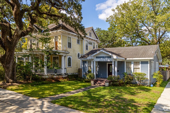 Houses of many different sizes can be found in the Garden District.