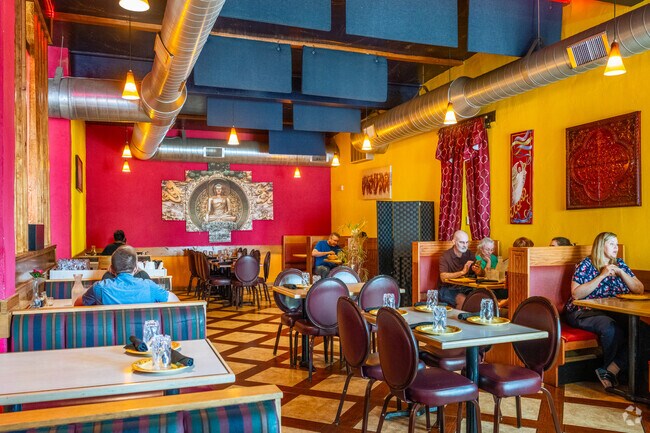 Vegetarian options are available at Kohinoor Indian Restaurant & Lounge near Stratton.