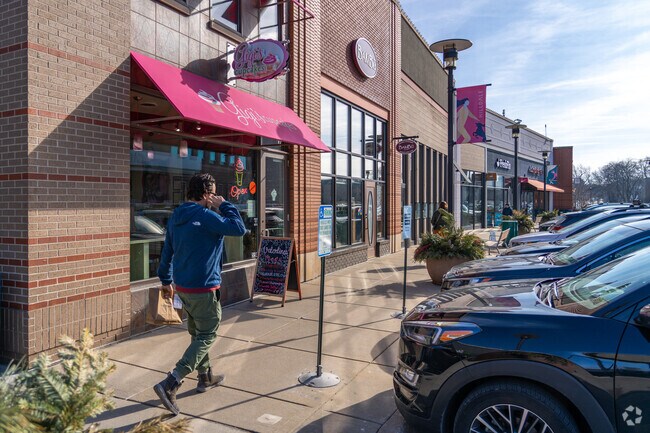 Residents from Sunset Village have access to many near by shopping outlets and resturants.