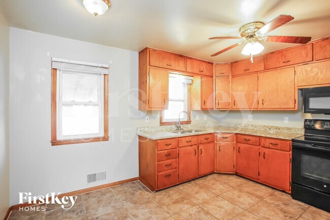 1012 Magnolia St W, Excelsior Springs, MO 64024 - photo 4