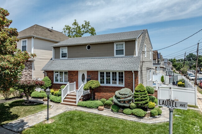 There are many styles of homes in Arlington, NJ.