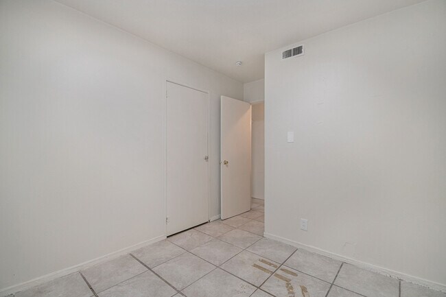 126 Saint Robert Dr, East Saint Louis, IL 62206 - photo 5