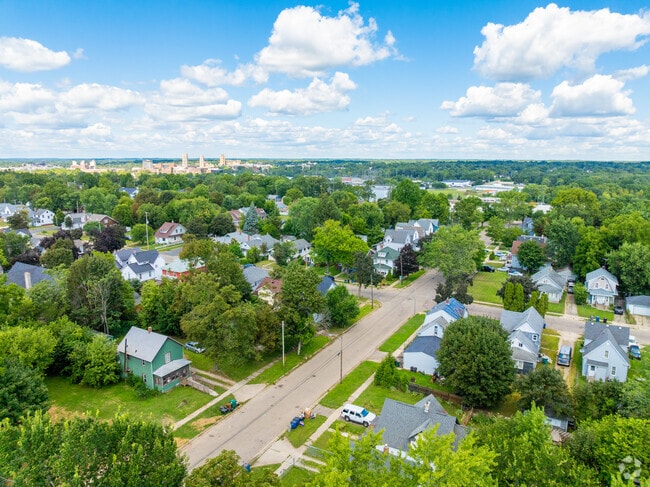About half of the residents of Post Franklin are renters.