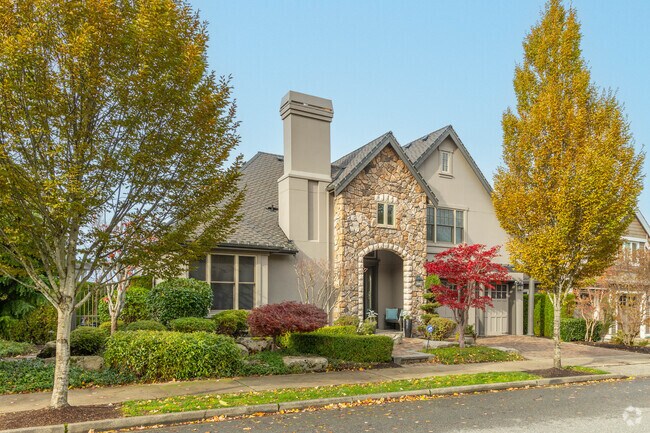 Some sprawling homes in Issaquah Highlands use mixed materials in their facades, such as stones.