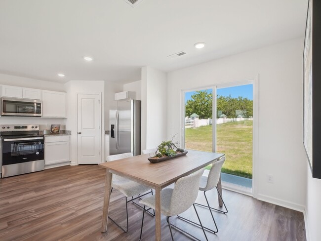 1438 Eisenhower Ln unit 129, Milan, MI 48160 - photo 2