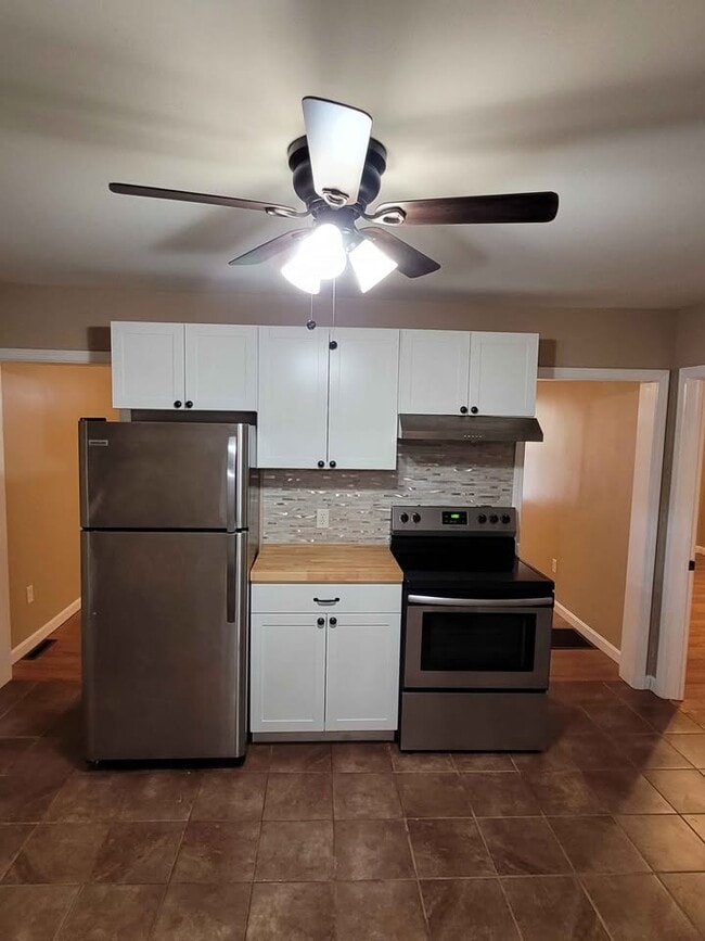 391 Putnam Pike unit C, Dayville, CT 06241 - photo 4