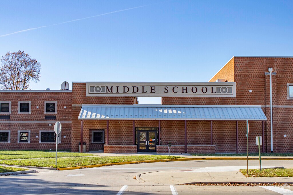 Litchfield Middle School provides education in the neighborhood of 
Macoupin.