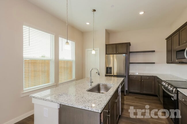 301 Lincoln Cir, Saginaw, TX 76179 - photo 5