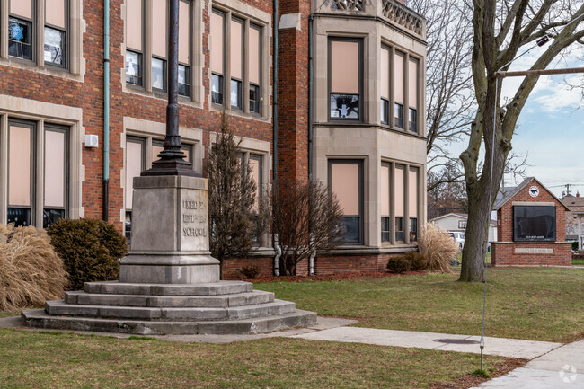 Maples Elementary School, Campus.
