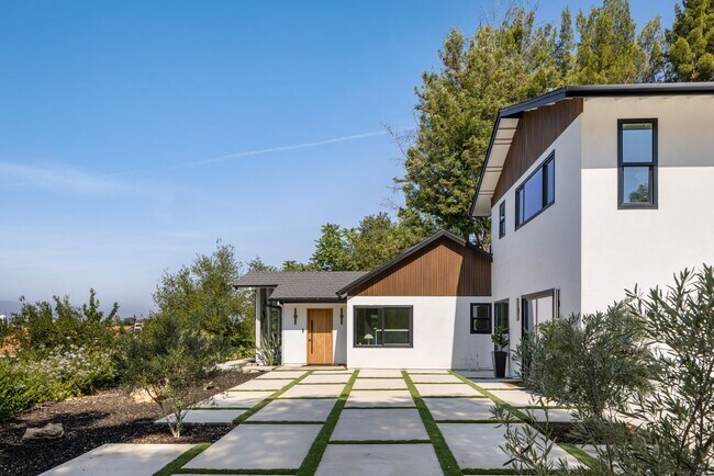 9425 Gierson Ave, Chatsworth, CA 91311 - photo 2