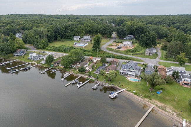 Many homes with private docks lint Oneida Lake