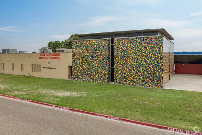 Ann Richards Middle School is ranked #1043 in Texas Middle Schools by U.S. News & World Report.