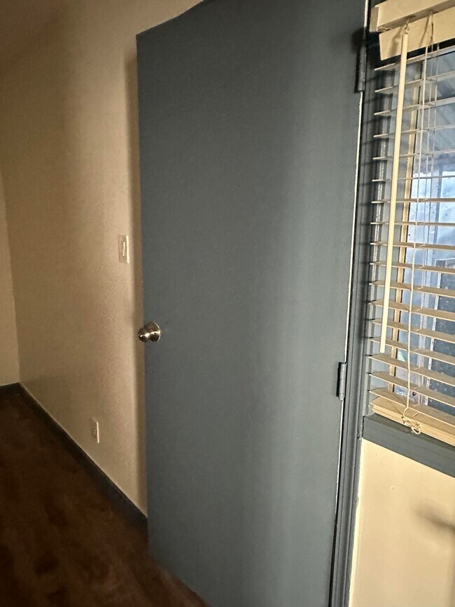 1032 W 95th St, Los Angeles, CA 90044 - photo 3