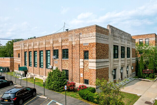 Eastchester/Tuckahoe: Tuckahoe Middle School: A public school located in the town of Eastchester.