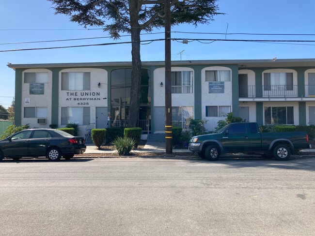 Berryman Apts...Newly Remodeled Apartments Available...Large Windows...Washer/Dryer in Unit!, Los Angeles, CA 90066 - photo 7