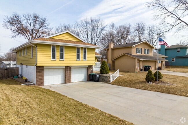 You will find a wide variety of homes in the Mockingbird Hills West neighborhood.