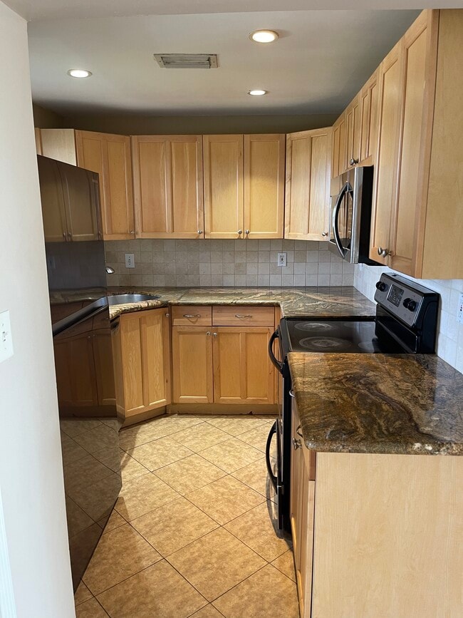 Crystal Lake 941 unit 312, Pompano Beach, FL 33064 - photo 2