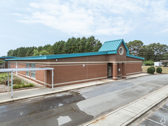 The student population is made up of 48% female and 52% male at Oxford Elementary School.