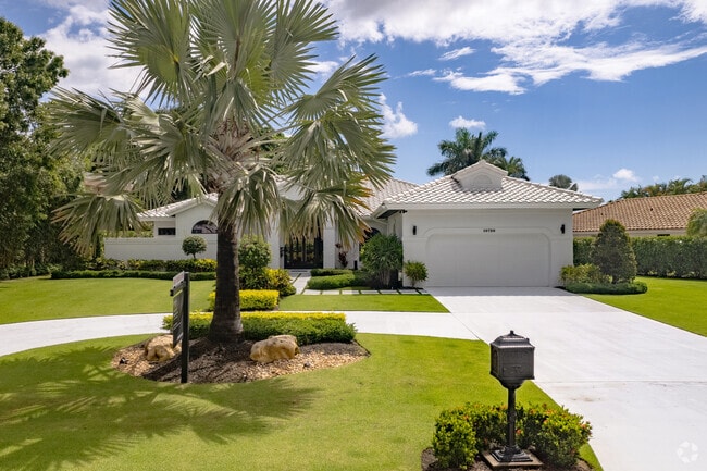 Golf course views complement many ranch-style homes in Ballenisles.