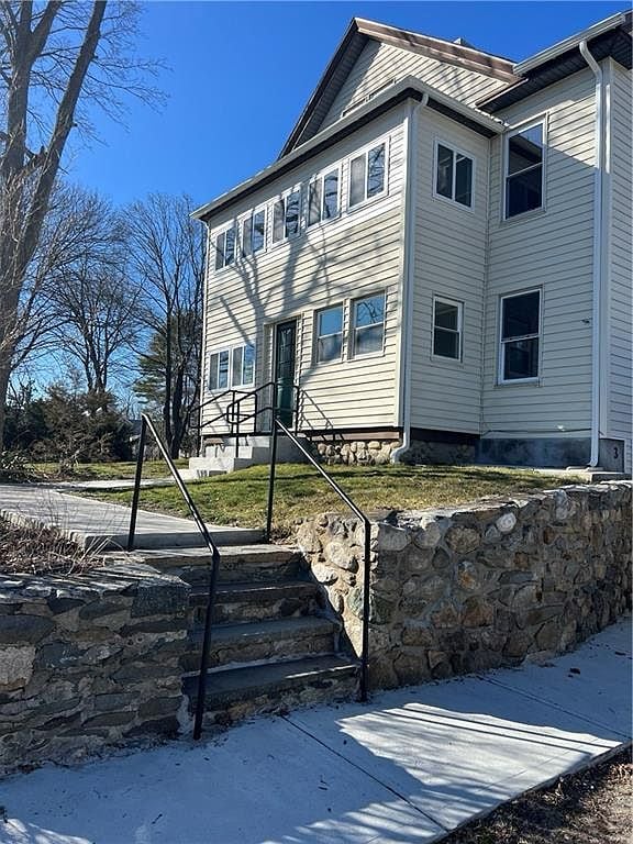 3 Eastman St, Warwick, RI 02886
