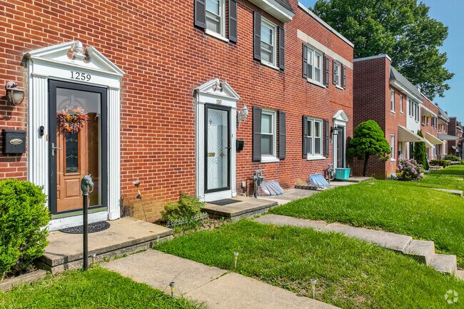 Brick modern town homes with shallow front lawns are very common in Meadia Heights.