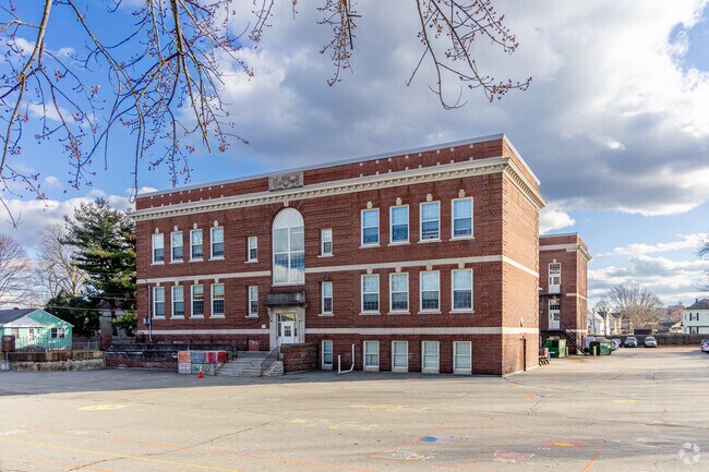 The Washington Elementary School has various vacation camps throughout the year.